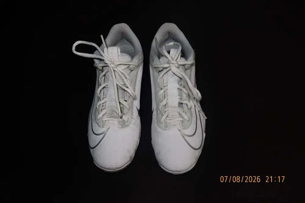 Nike Vapor Edge Shark 2 Football Cleats (Grade School Size 5Y)